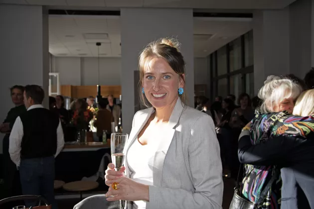 Linn Alenius Wallin with a glass in her hand. Photo: Moa Bejersten