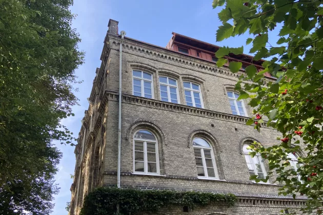 Corner image of the building Gamla Lungkliniken in summer. Photo: Moa Bejersten