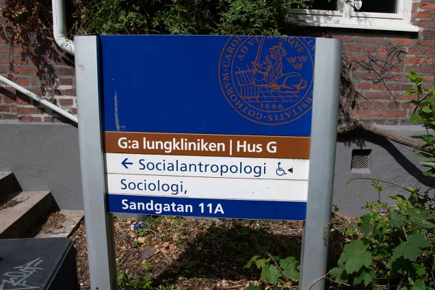 Lunds universitets skylt utanför byggnad Gamla lungkliniken.