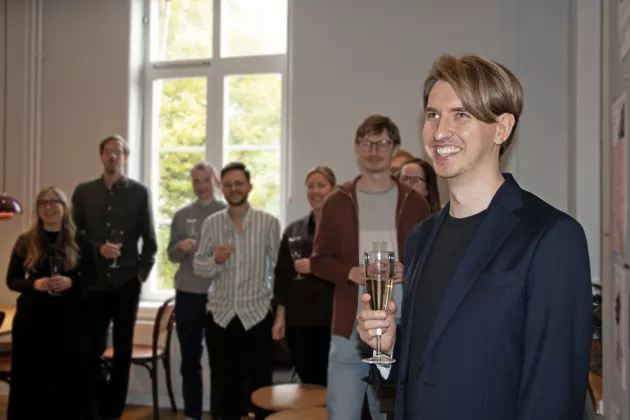 Daniel Karlsson skålar i bubbel. Foto: Moa Bejersten