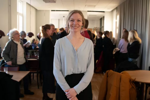 Freja Morris in fron of a crowd celebrating her successful doctoral defence. Photo: Moa Bejersten