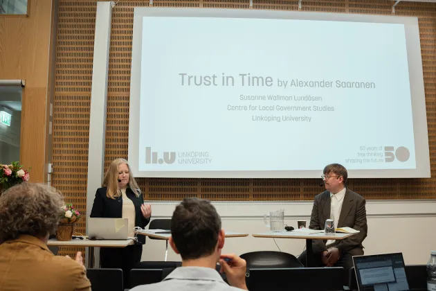 Alexander Saaranen defends his thesis in a lecture hall.
