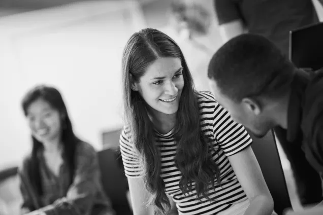 Svartvit bild på studenter som pratar. Foto: Johan Persson