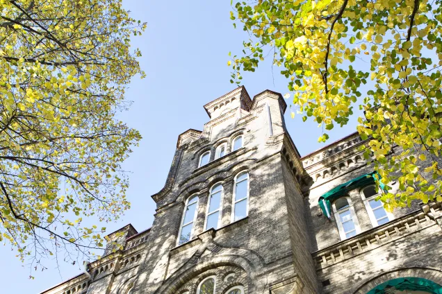 Sociologens gula tegelbyggnad, entré G2.